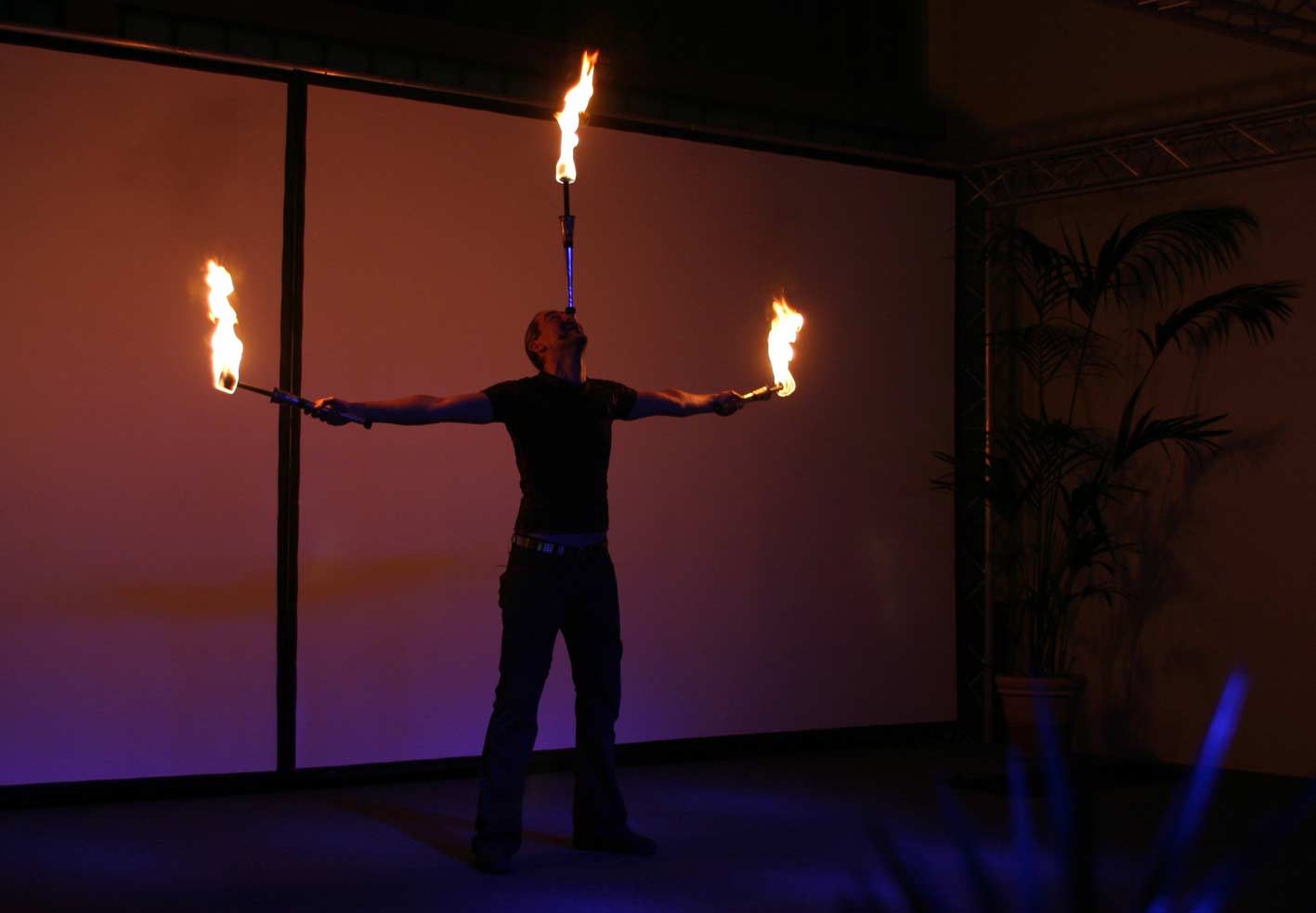 Lemmi in Hamm Lemmis Feuershow bei der Jaguar & Land Rover Autohauseröffnung in Hamm